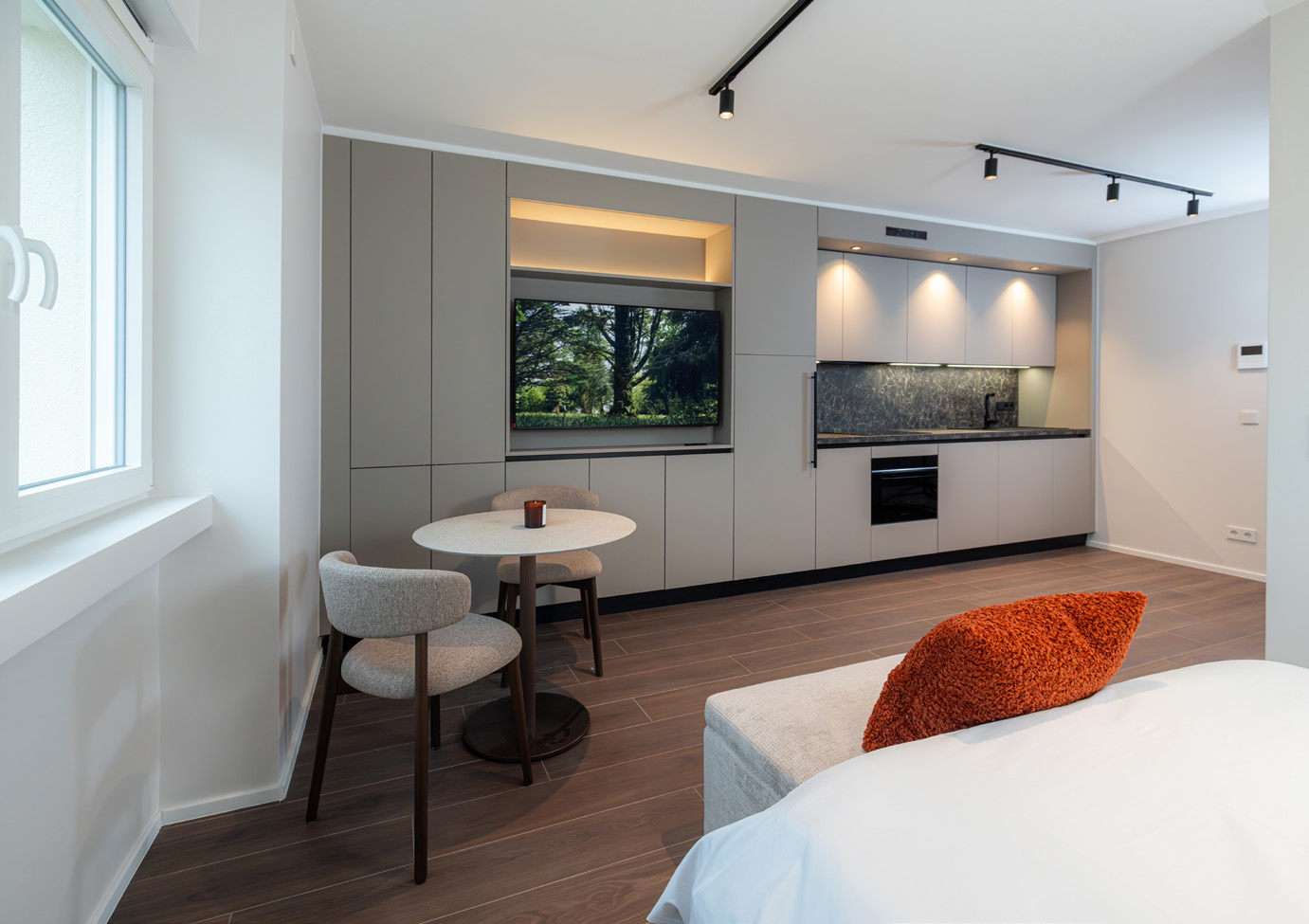 Studio 02 overview &acirc; living and dining area