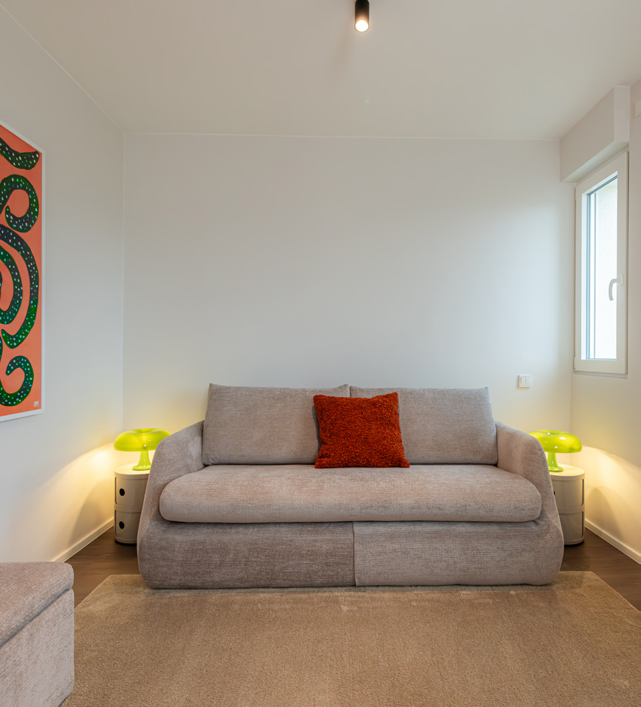 Studio 02 bed and seating area