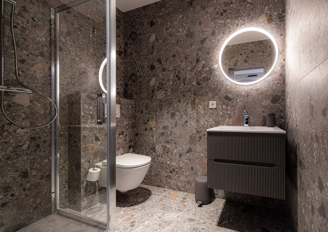 Studio 06 overview &acirc; living and dining area