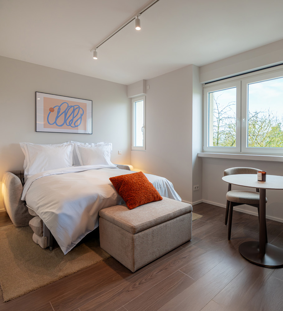 Studio 06 bed and seating area