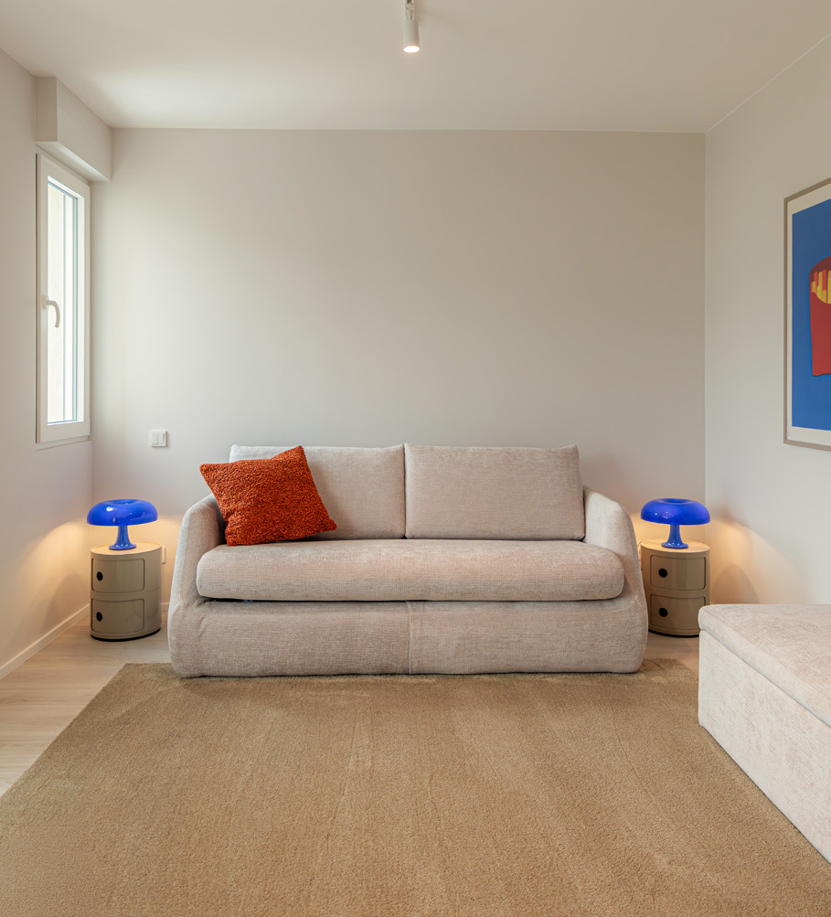 Studio 07 bed and seating area