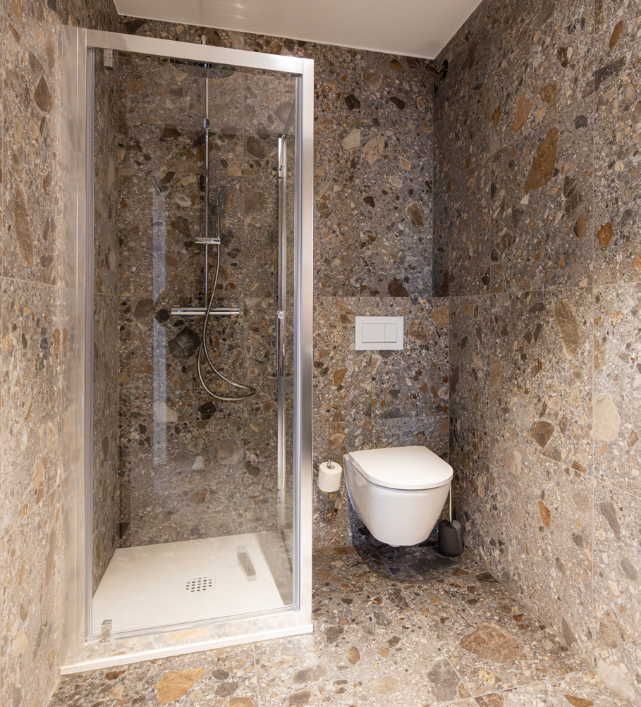 Studio 08 bed and seating area