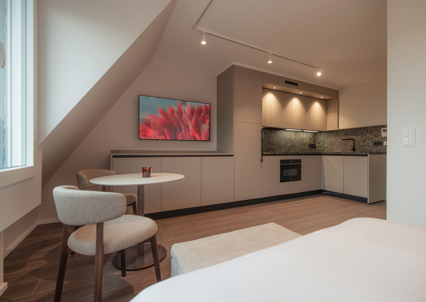 Studio 10 overview &acirc; living and dining area